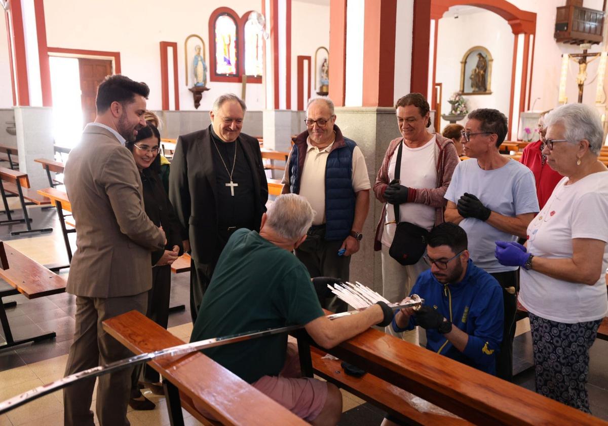 Las autoridades asisten a los preparativos del trono de la Virgen del Carmen de La Isleta.
