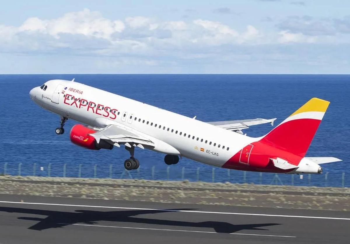 Iberia Express lanza su campaña 'Adelántate al verano' con billetes para volar a Canarias desde 30 euros