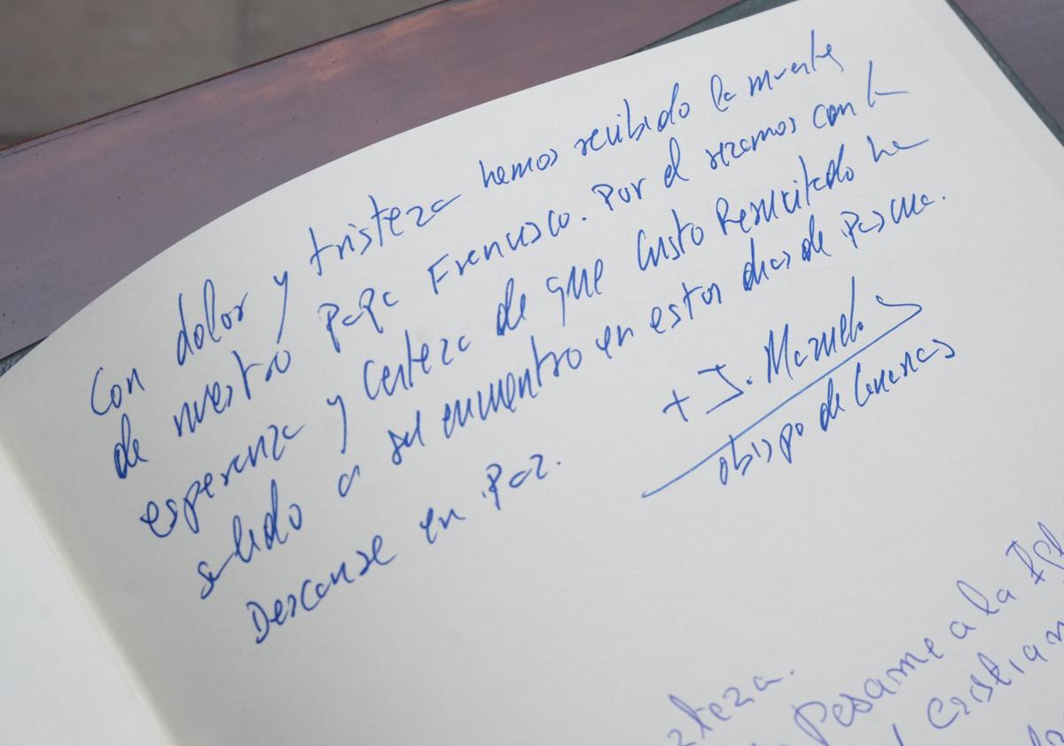 Imagen principal - La dedicatoria del obispo, uno de los primeros firmantes y el altar.