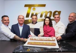 La fábrica de Tirma acogió la presentación de este ambicioso proyecto que se llevará a cabo en Navidad. De izquierda a derecha, Yeray Reyes, Virgilio Correa, Raúl Afonso, Belén Rivero, Aridane Rivero y Fran Viera.