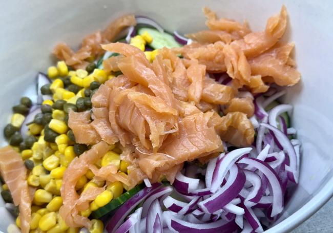Cortamos y añadimos el salmón ahumado