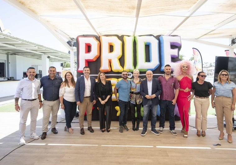 Foto de familia de cuantos participaron en la presentación del Maspalomas Pride By Freedom.