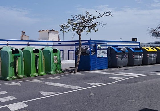 Cuatro de los ocho contenedores situados al lado de la antigua casa de pescadores de Corralejo.