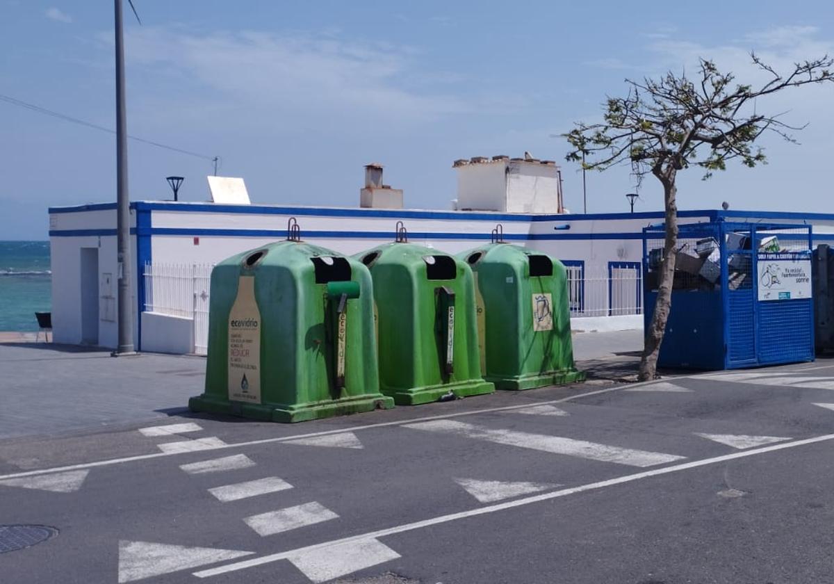 Cuatro de los ocho contenedores situados al lado de la antigua casa de pescadores de Corralejo.