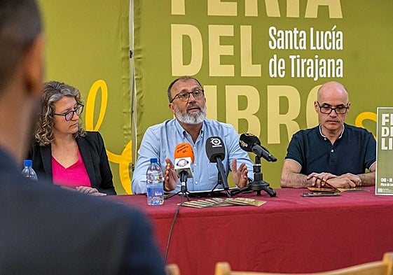 El alcalde, Francisco García, y la edil de Cultura, Yaiza Pérez, durante la presentación del programa.