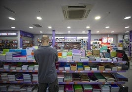 Diferentes artículos escolares en una tienda.
