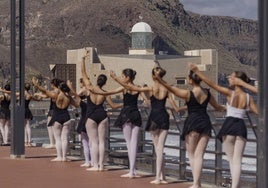 La 'Megabarra' actuando en el paseo de Las Canteras en 2024.