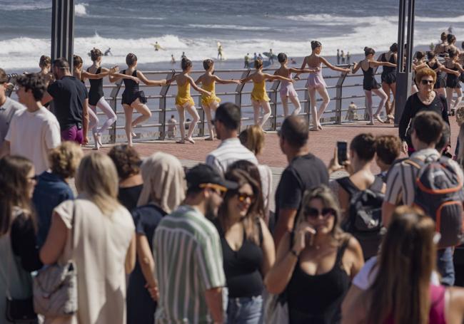 La 'Megabarra' actuando en el paseo de Las Canteras en 2024.