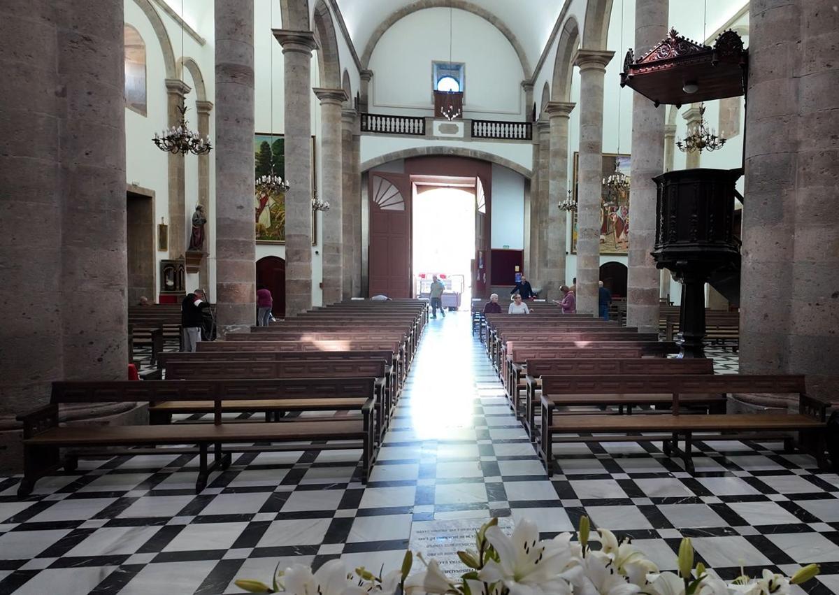 Imagen secundaria 1 - Eustasio López sufraga la renovación de los bancos de la iglesia de San Sebastián