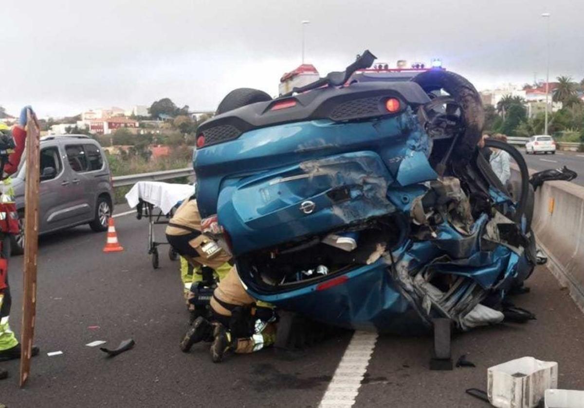 Un conductor kamikaze embiste a otros dos vehículos en Tenerife