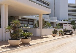 Acceso lateral del hotel.