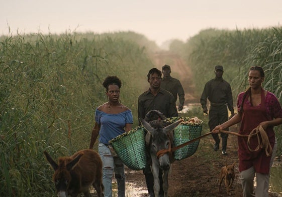 La actriz Yélida Díaz (izquierda), en la piel de Makenya, en 'Sugar Island'.