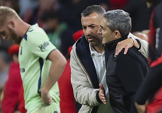 Diego Martínez, con Ernesto Valverde, este miércoles en San Mamés.