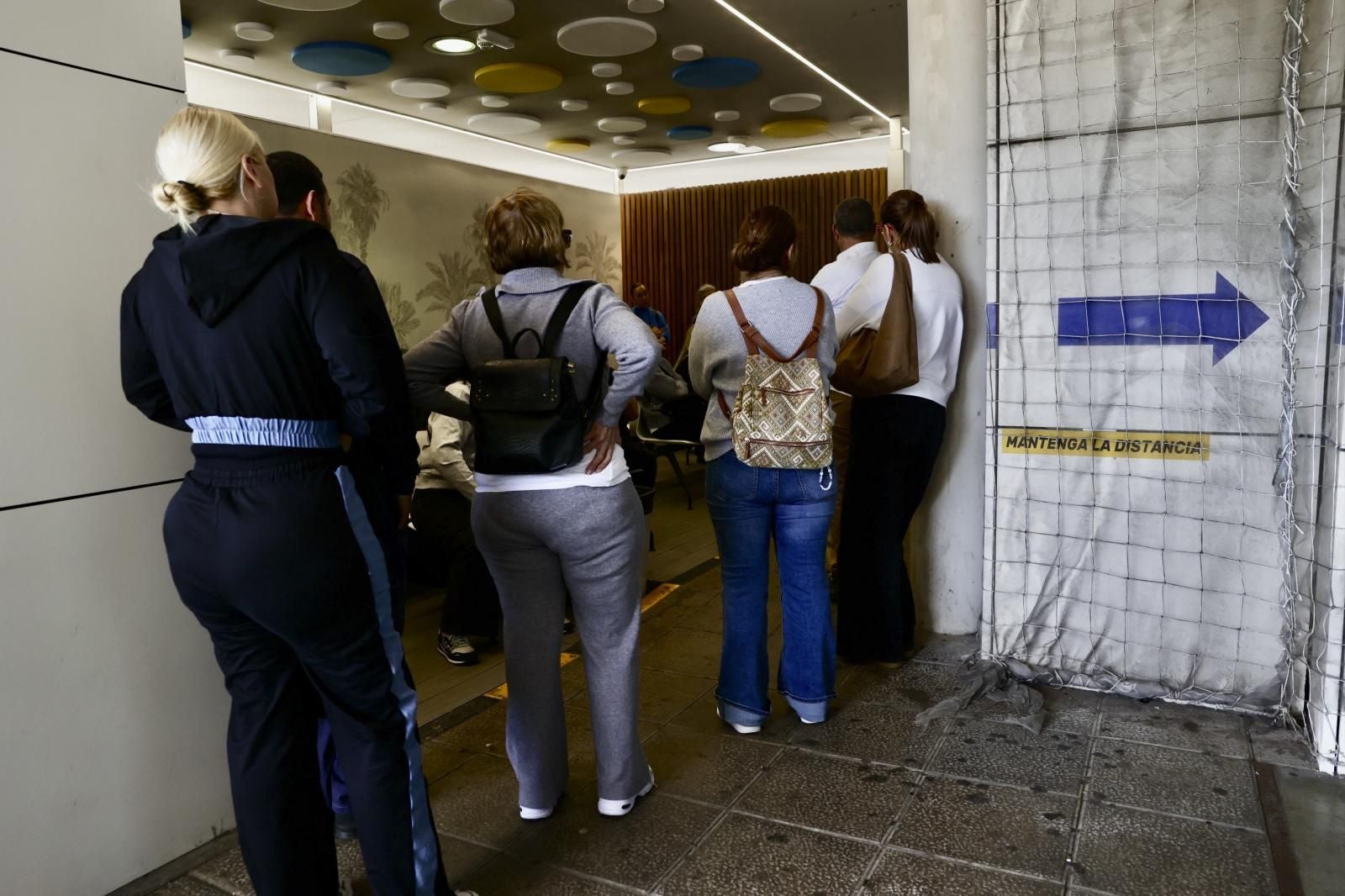 Una hija desesperada: «Mi padre de 89 años está en Urgencias y no me dejan estar con él»
