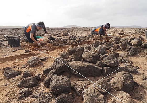 Trabajos arqueológicos encargados en 2024 por el Cabildo de Fuerteventura en el yacimiento funerario de la rosa de Abajo, en el municipio de Puerto del Rosario.