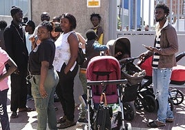 Protesta en un centro de migrantes de Santa Cruz de Tenerife por lo la gestión que realiza Cruz Roja.