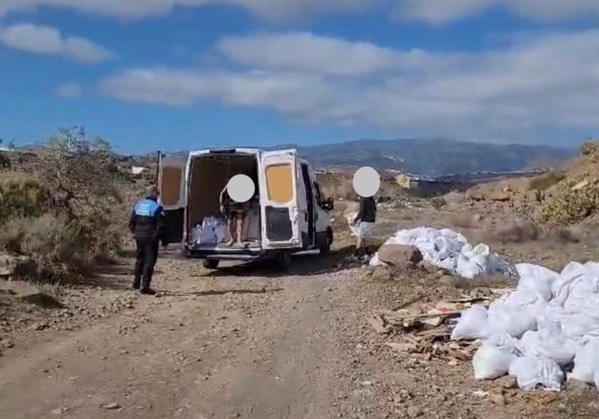 Interceptan 'in fraganti' a un constructor que vertió casi 5 toneladas de escombros en Telde