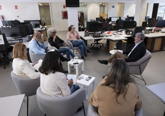 El presidente de Canarias, el pasado jueves en CANARIAS7 con Patricia Vidanes, Teresa Artiles, Silvia Fernández, Luisa del Rosario, Rosario González y Francisco Suárez Álamo.