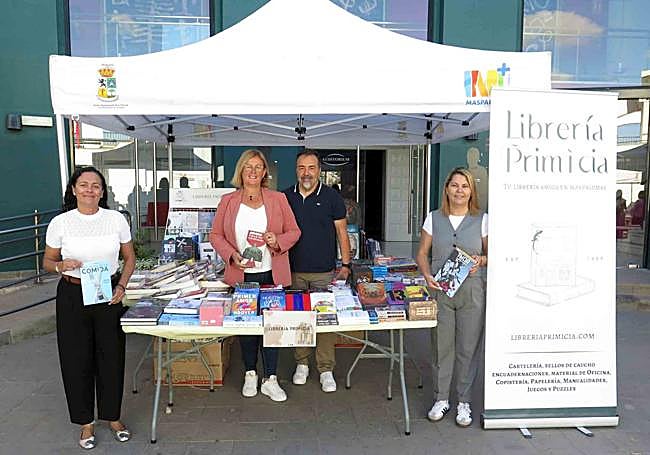 Las ediles del gobierno, junto al propietario de la librería Primicia.
