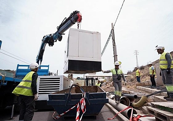 Operarios de Endesa trabajan en la descarga de un grupo electrógeno durante el cero energético en La Gomera.