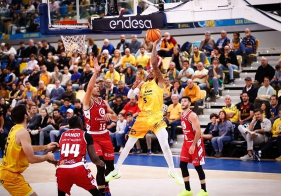Homesley lanza a canasta en el encuentro entre ambos equipos en la primera vuelta en el Gran Canaria Arena.