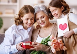 Tres generaciones celebrando el día de la Madre.