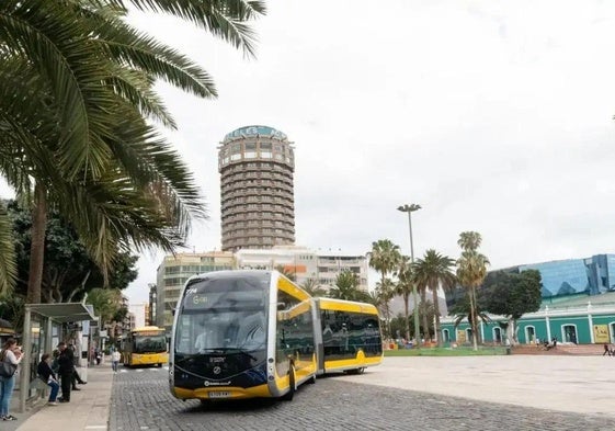 Una guagua estaciona en la parada del Parque de Santa Catalina.
