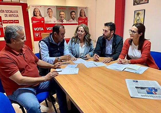 Blas Acosta, rodeado de José Cabrera, Marlene Figueroa, Manuel Hernández y Lolina Negrín.