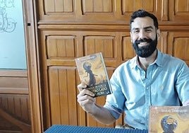 Samuel Domínguez con su nueva novela.