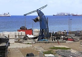 Vista del cachalote de juguete que será el elemento central del parque en el Barrio Marinero de San Cristóbal.