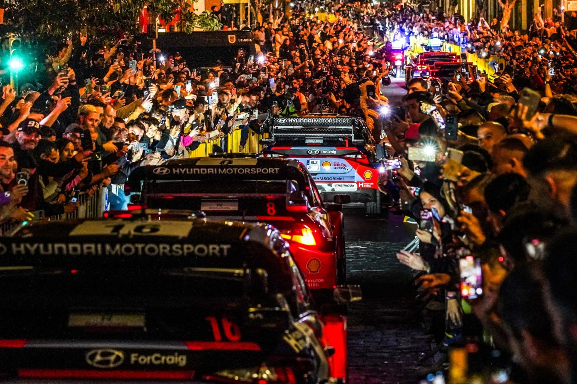 Rally Islas Canarias: Luces, cámaras y acción con la grandiosa ceremonia de salida frente a la Catedral