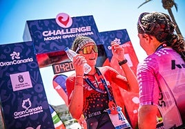 Marta Lagownik celebra su triunfo en el Challenge de Mogán.
