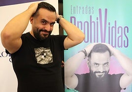 Kike Pérez, junto al cartel anunciador de su nuevo espectáculo.
