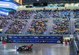 Rovanpera, sobre el firme del Gran Canaria Arena y luciéndose ante la afición.