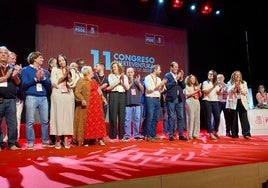 Blas Acosta, secretario general del PSOE en Fuerteventura, en el centro.