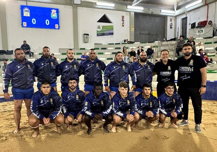 Formación del Agüimes antes de la luchada.