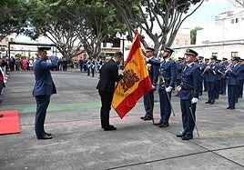 El alcalde Juan Antonio Peña fue uno de los civiles que juró bandera este sábado en el parque Franchy Roca.