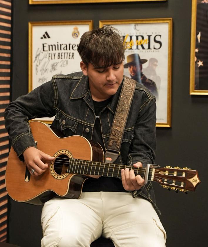 Imagen secundaria 2 - Domínguez visita los estudios de DN7: «Canarias puede diversificar su economía a través de la música»