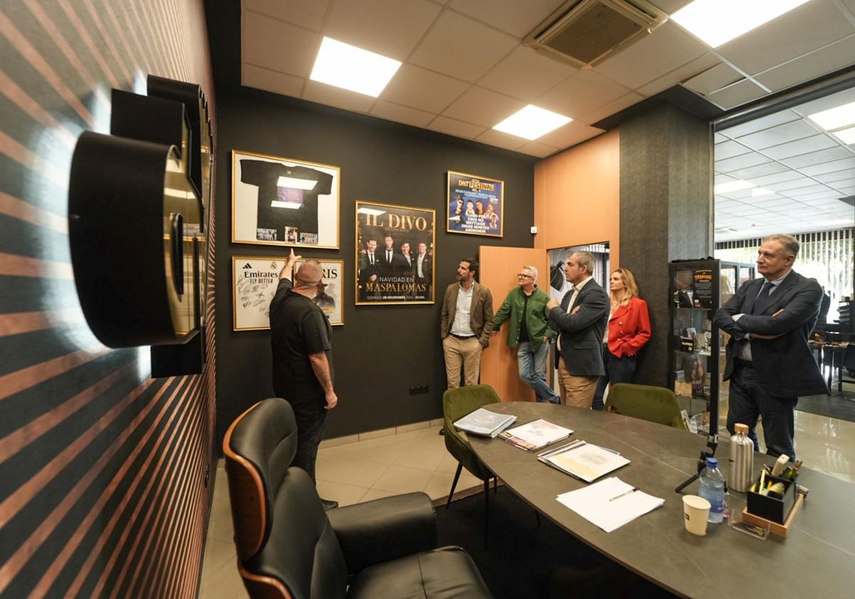 Imagen principal - Domínguez visita los estudios de DN7: «Canarias puede diversificar su economía a través de la música»