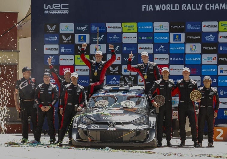 Los pilotos Kalle Rovanperä y Jonne Halttunen celebran su triunfo.