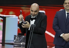 El director canario David Baute recoge el galardón a mejor película de animación por Mariposas negras, durante la entrega de los Premios Platino.