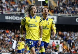 Silva y Campaña celebran el tanto que supuso la remontada amarilla en Mestalla.