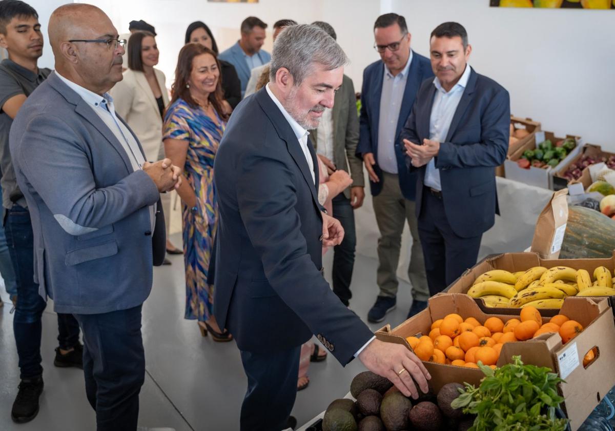 El presidente de Canarias, Fernando Clavijo, durante su visita al CEIP Capellanía del Yágabo.