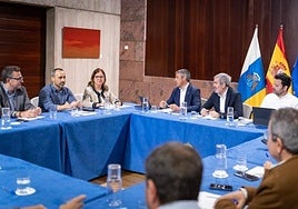 La imagen recoge la reunión de las organizaciones agrarias con Clavijo para analizar el decreto del plátano.