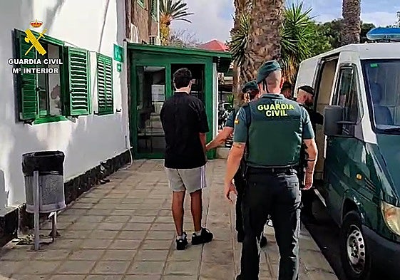 Imagen de la Guardia Civil con uno de los detenidos.