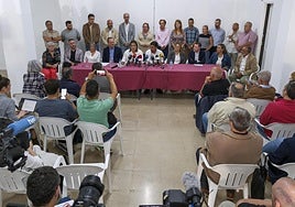 Imagen de la semana pasada de los 22 concejales que abandonaron NC, junto a los miembros de la nueva formación que lidera Teodoro Sosa.