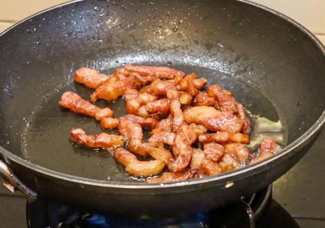 Panceta salteada en su propio jugo