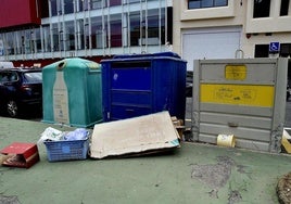 Imagen de contenedores en el polígono industrial de El Sebadal este lunes.
