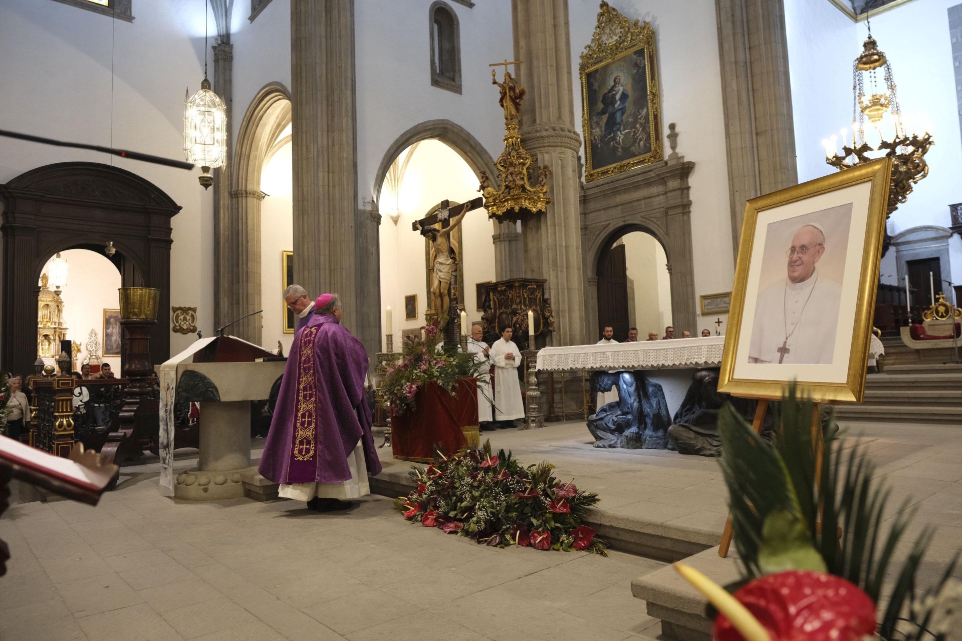 La misa funeral por el papa Francisco en Las Palmas de Gran Canaria, en imágenes