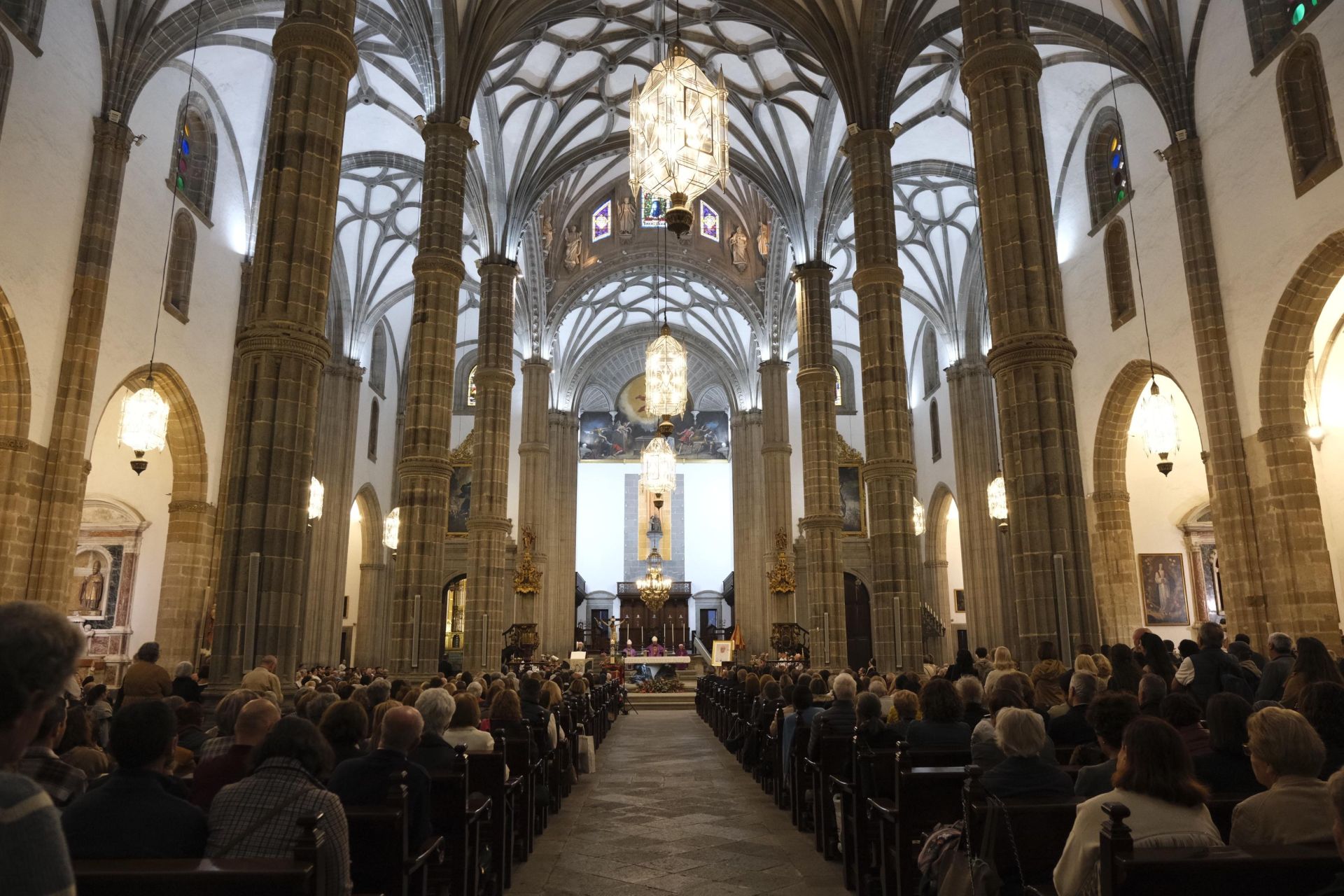 La misa funeral por el papa Francisco en Las Palmas de Gran Canaria, en imágenes